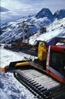 Groomer teams await the closure of the lifts, before beginning their work. (107kb)